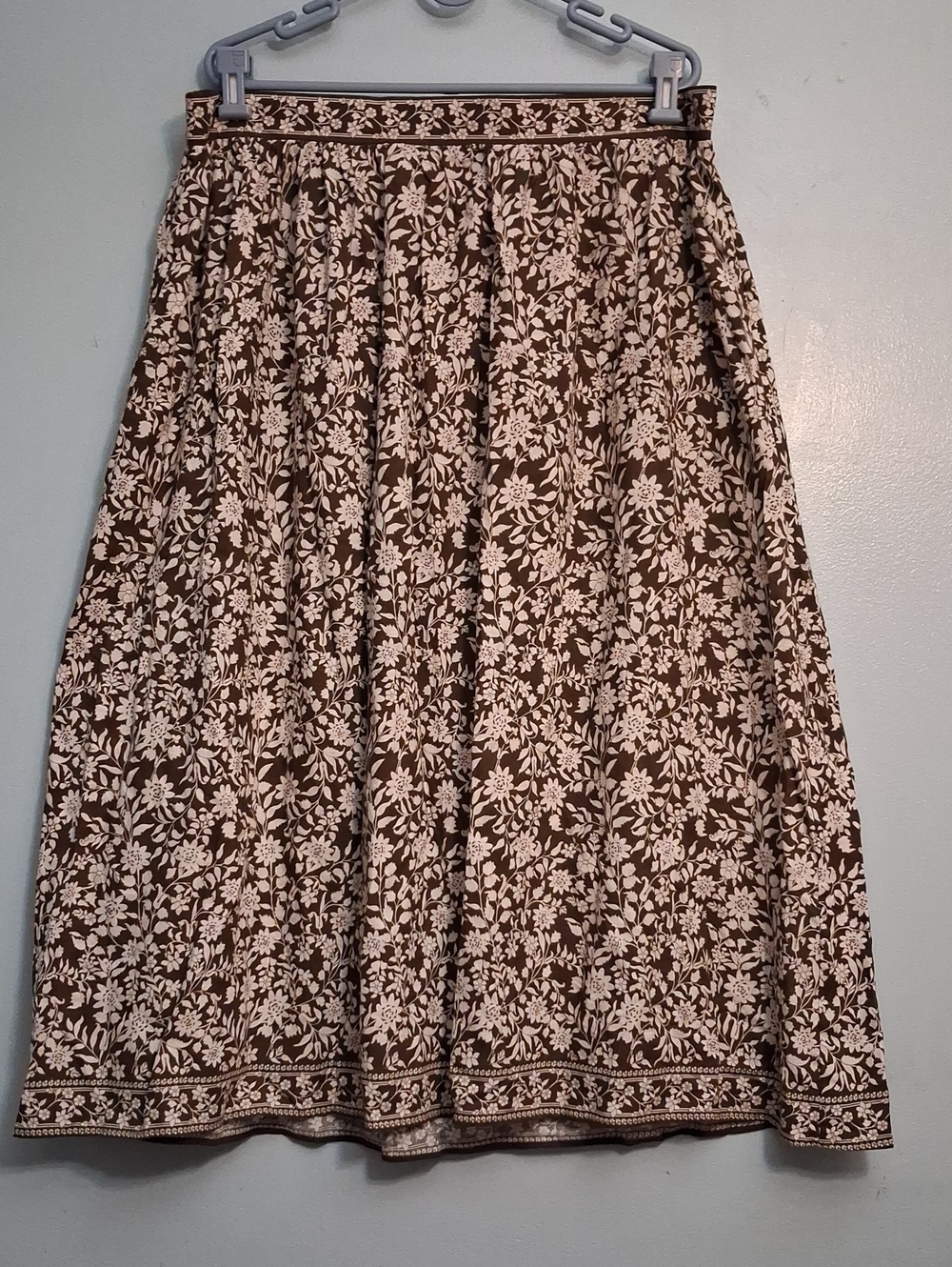 Max Studio Size 2X Women's Brown and Cream Floral Maxi Skirt With Pockets.